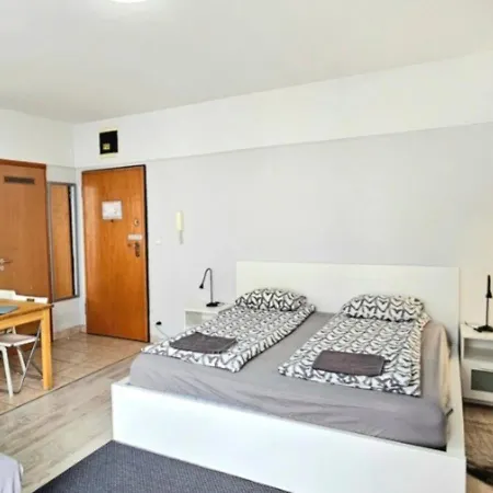 Cozy With Big Balcony And Ac
